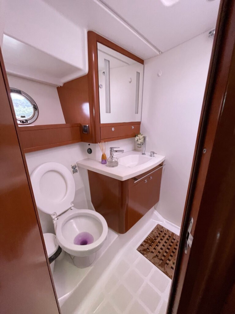 (5).Boat Lux 44 pes ( duas suites ,climatizada, sala ,cozinha e andar superior) Beneteau