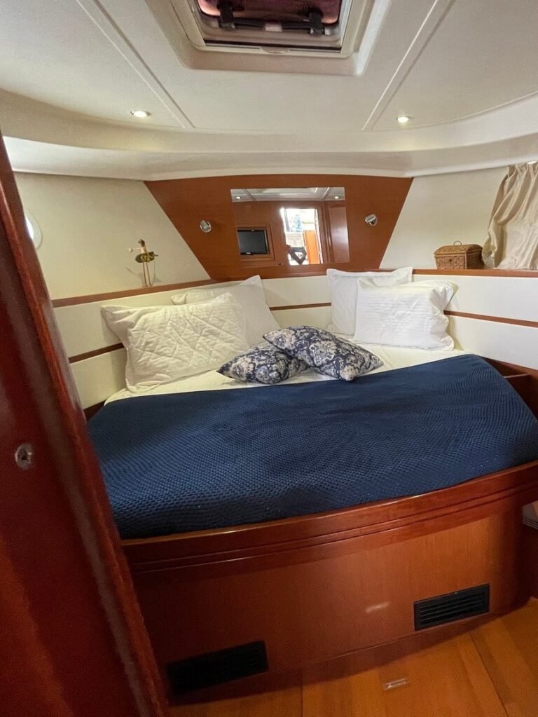 Boat Lux 44 pes ( duas suites ,climatizada, sala ,cozinha e andar superior) Beneteau