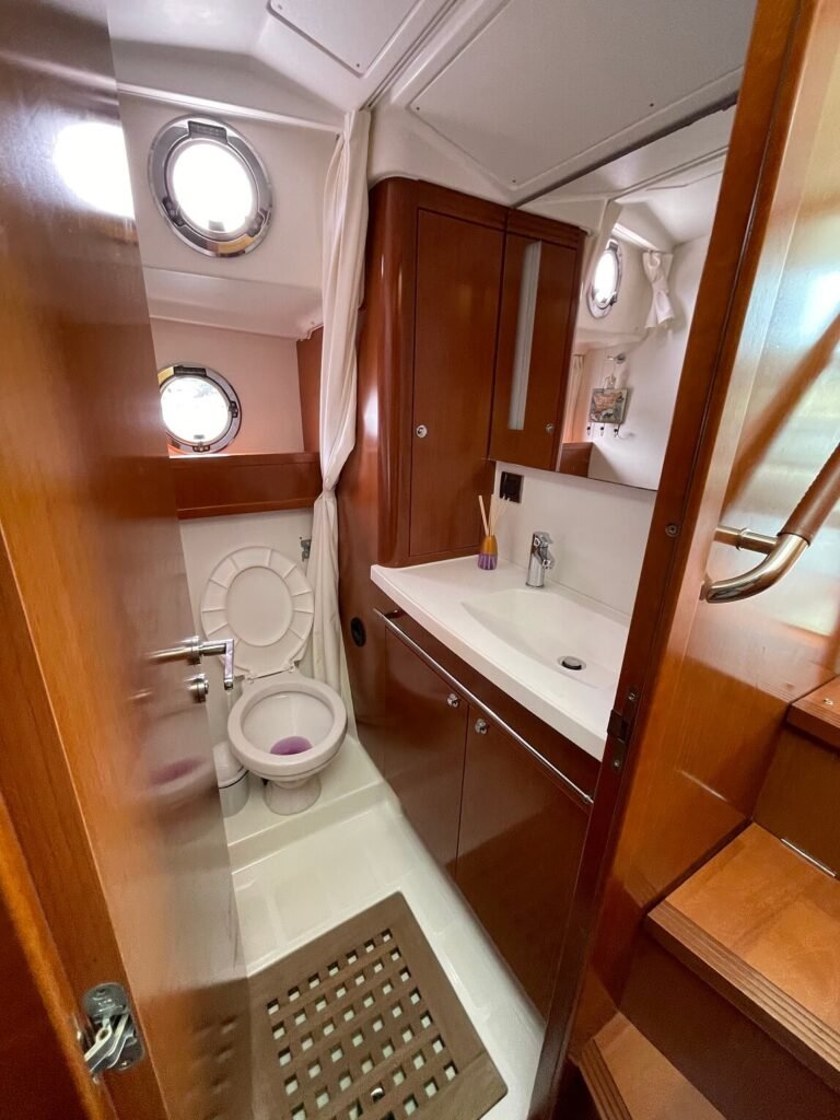 .Boat Lux 44 pes ( duas suites ,climatizada, sala ,cozinha e andar superior) Beneteau